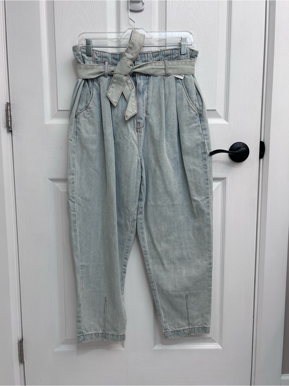 Reitmans Light Wash Paperbag Waist  Cropped Jeans